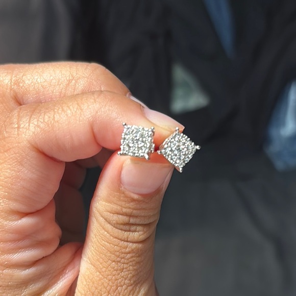 Brand New, elegant white gold stud earrings - Picture 4 of 4